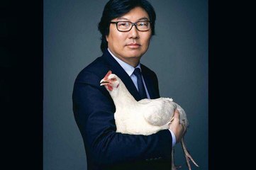 Jean-Vincent Placé pose avec une poule - ZAPPING ACTU DU 05/03/2015