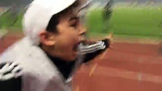 Top toplayıcı çocuğun gol sevinci (Beşiktaş-Liverpool)