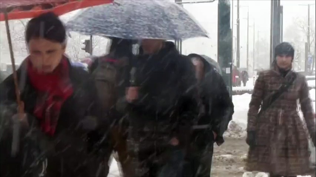 Une violente tempête de neige s'abat sur Sarajevo en Bosnie