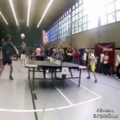 Masa Tenisini Kafa ile Oynayan Gençler