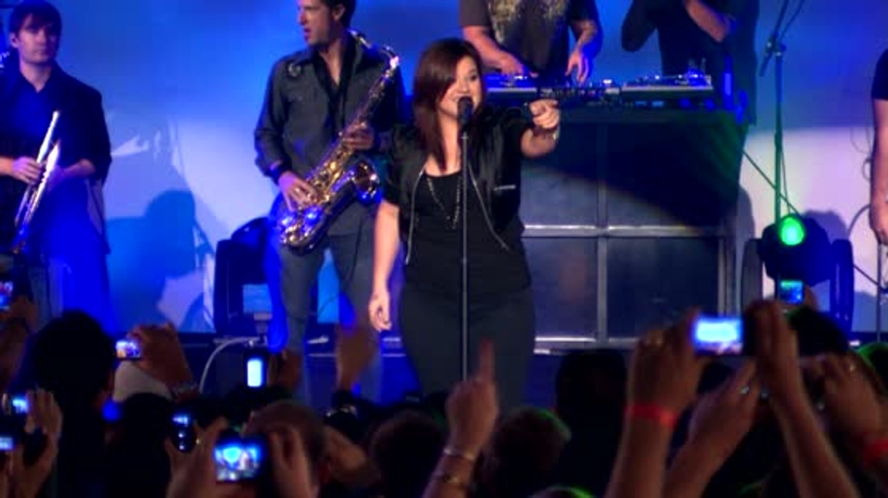 Kelly Clarkson Has Classy Response to Fat Shaming Critic