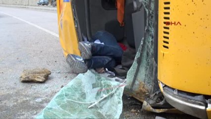 Zonguldak PTT'nin Kargo Minibüsü Devrildi, Sürücü Öldü