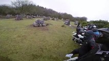 Un joueur fait un faceplant contre un baril métallique pendant une partie de paintball