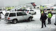 VIDEO - Plane skids off runway at LaGuardia NY, crashes through fence