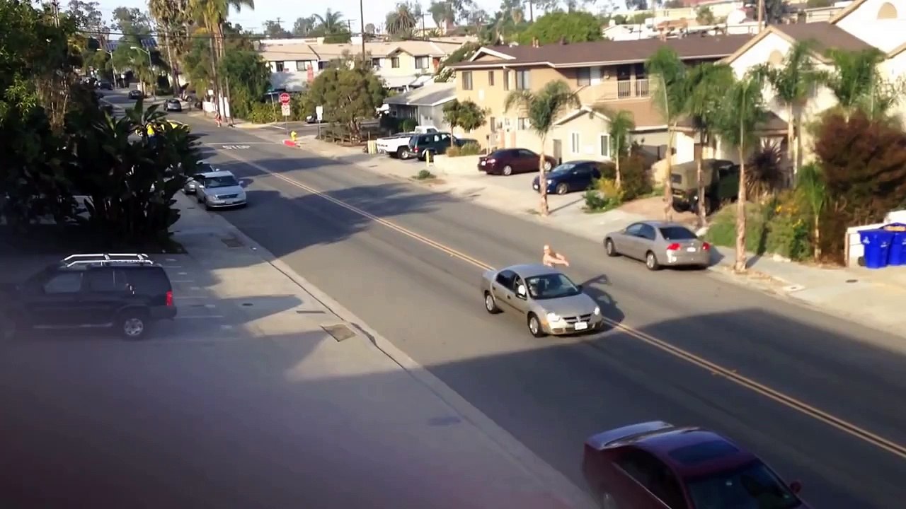 Un gars ivre se croit dans GTA ...