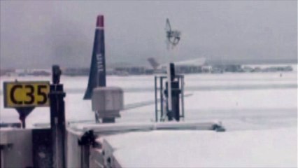 Un avion de la Delta rate son atterrissage sur la piste d'un aéroport new yorkais