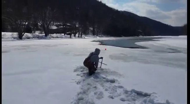 Deux pêcheurs font une drôle de prise