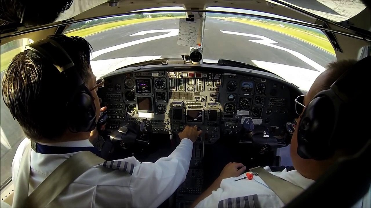 Citation V landing KIAD. Cockpit view! Live ATC!