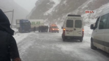 Van'ın Güzeldere Geçidi'nde Onlarca Araç Yolda Kaldı