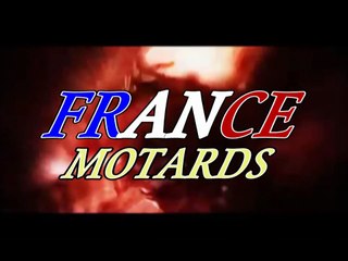 Un motard indien lit son journal sur sa moto