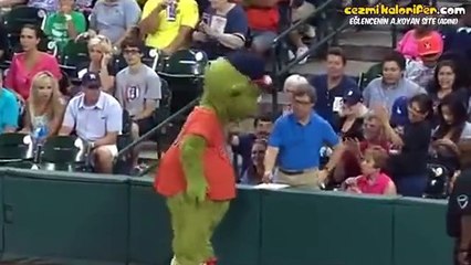 Takım Maskotu ve Güvenlik Görevlisinin Dans Kapışması