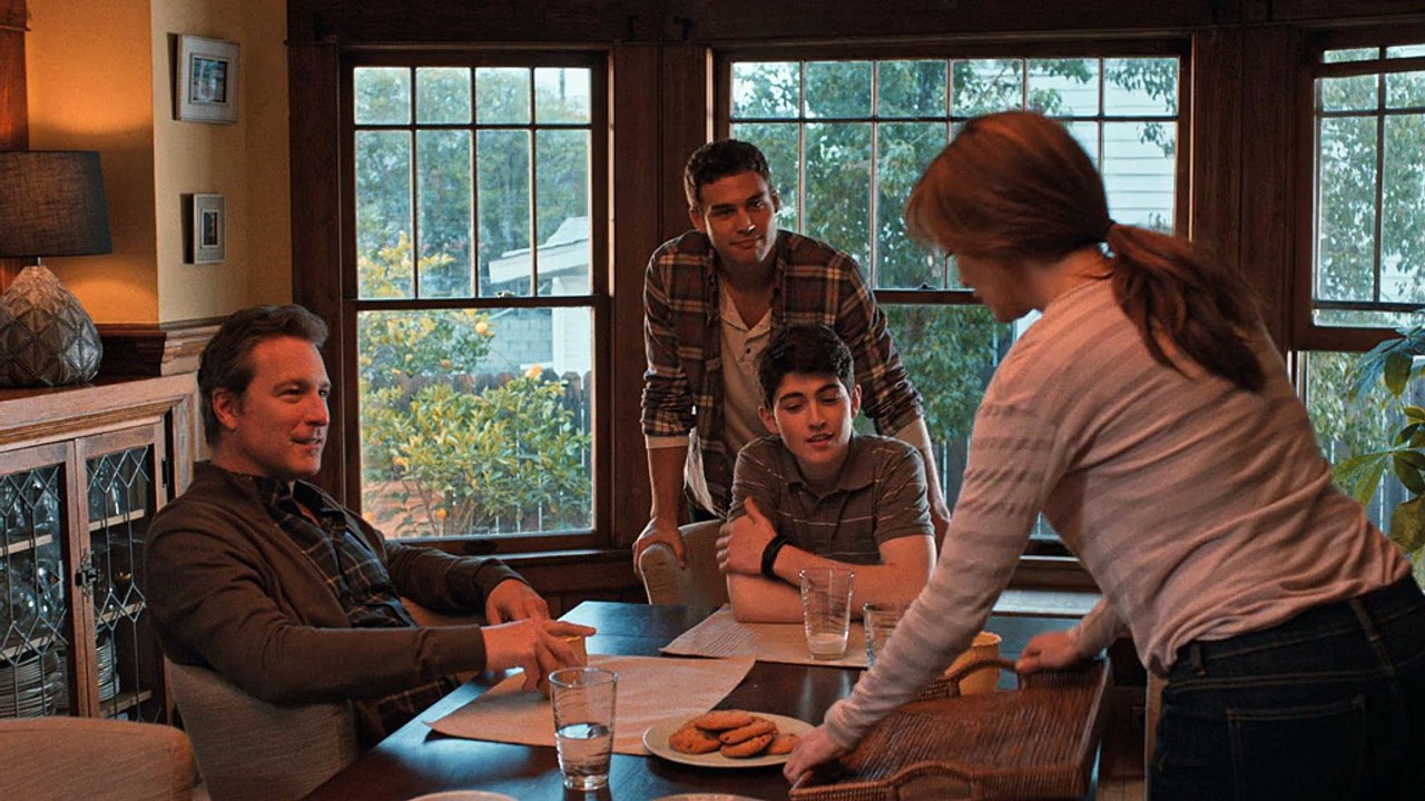 The Boy Next Door - Clip - Noah Picks Up Kevin