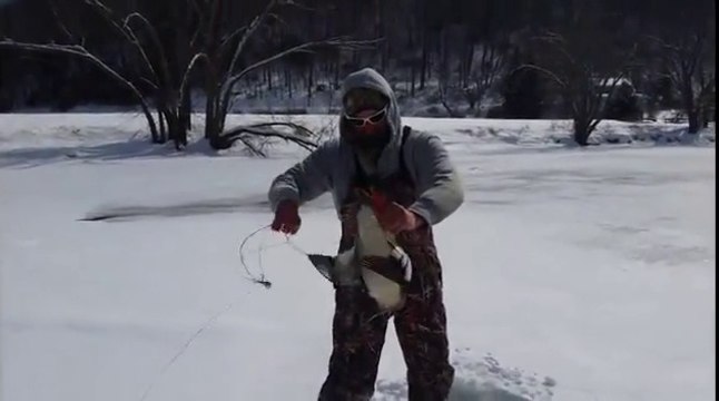 Ce pêcheur sur glace attrape tout sauf des poissons!