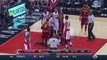 LeBron James mis au sol par Jonas Valanciunas pendant le match NBA Cavaliers VS Raptors