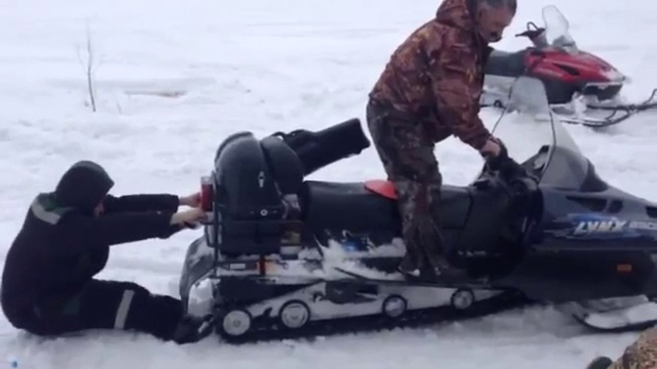 Un homme avalé par une motoneige : FAIL bien marrant, pour ses amis!