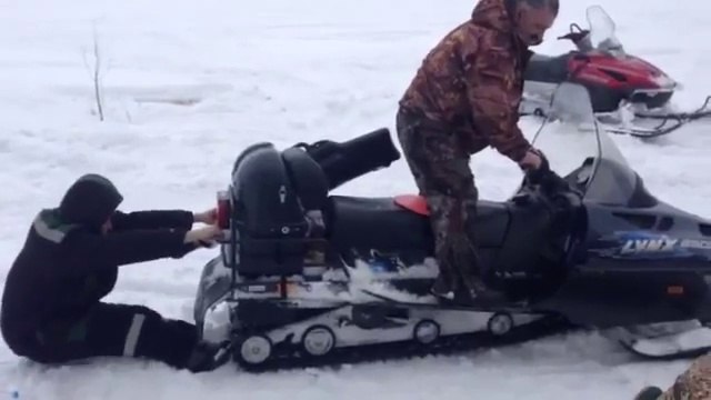 Un homme avalé par une motoneige : FAIL bien marrant, pour ses amis!
