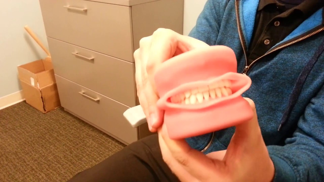 Fausse bouche + talent d'acteur = vidéo marrante!