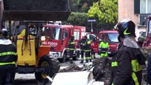 Napoli - Crolla un muro a Chiaia, 8 auto travolte -2- (05.03.15)