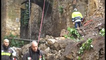 Napoli - Crolla un muro a Chiaia, 8 auto travolte -1- (05.03.15)