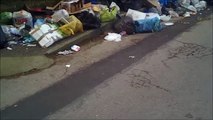 Aversa (CE) - L'ingresso dell'Ufficio Tributi invaso dai rifiuti (05.03.15)