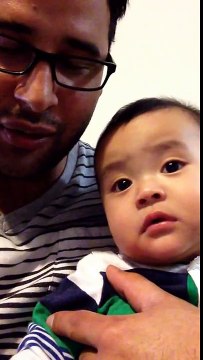 Un bébé pleure quand il voit son papa triste