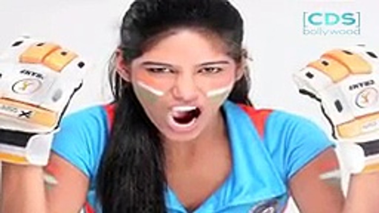 Poonam Pandey Flaunts Her Cleavage.mp4