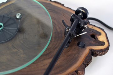 Des tournes disques façon bois de noyer