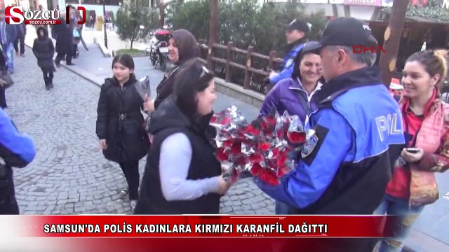 Polisten kadınlara kırmızı karanfil