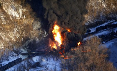 Etats-Unis : un train transportant du pétrole brut déraille et prend feu