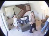 Hombre pone su cámara oculta a esposa para ver lo que hace cuando sale de la casa
