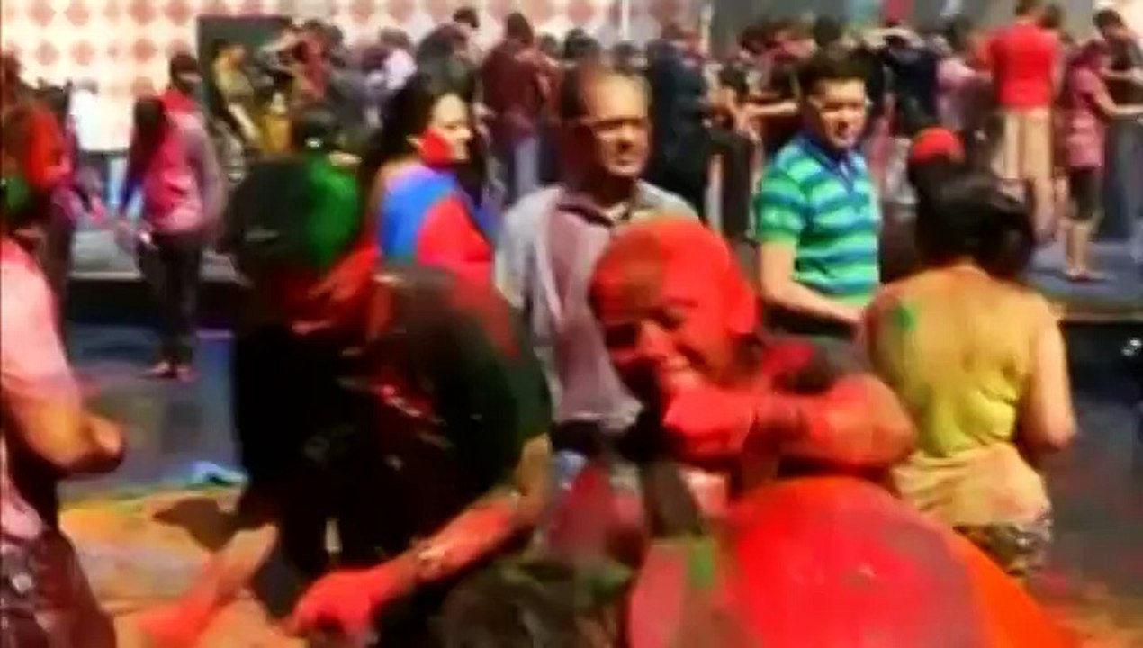 Holi, la fête grande des couleurs fait danser et chanter les Indiens