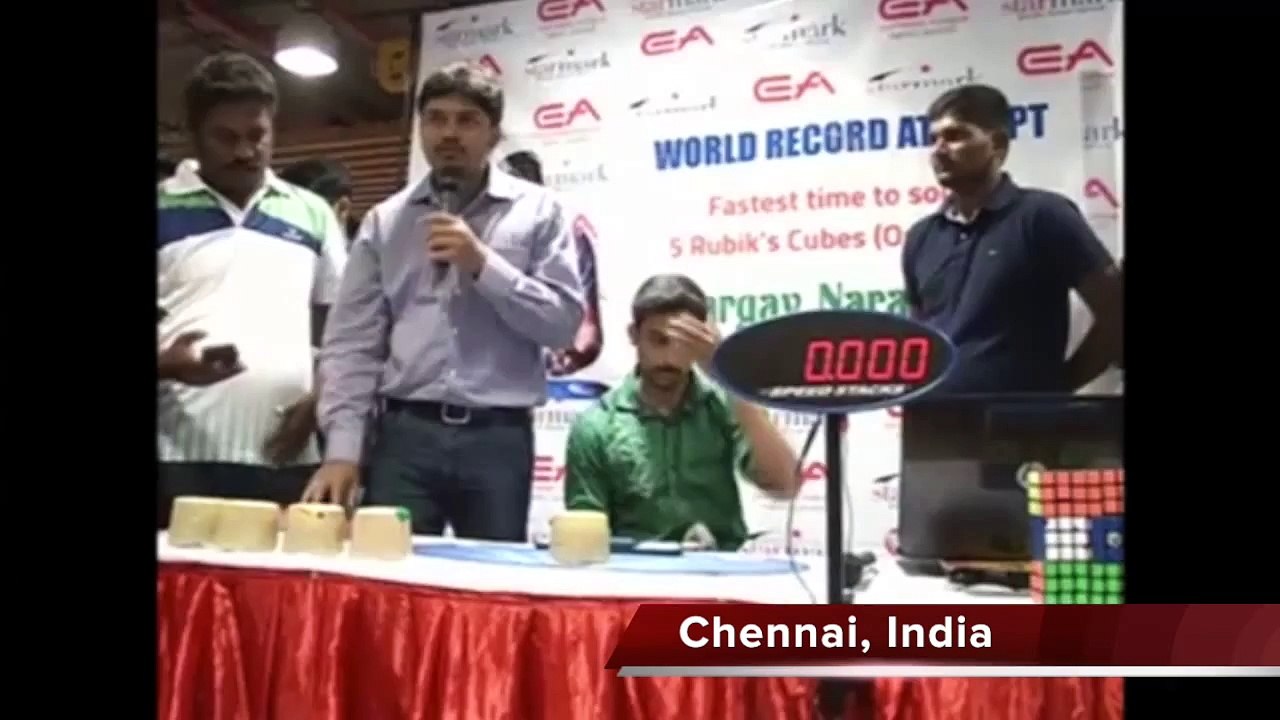 ¡Impresionante! Resuelve 5 cubos de Rubik en 83 segundos con una mano