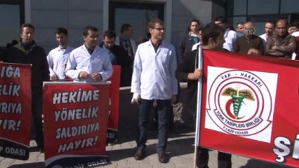 Hasta Yakınları, Doktoru Darbetti