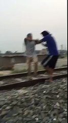 Un homme suicidaire sur une voie ferrée