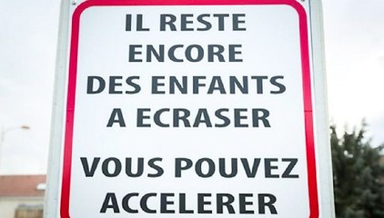 Un panneau choc : « Il reste encore des enfants à écraser » - ZAPPING ACTU DU 06/03/2015