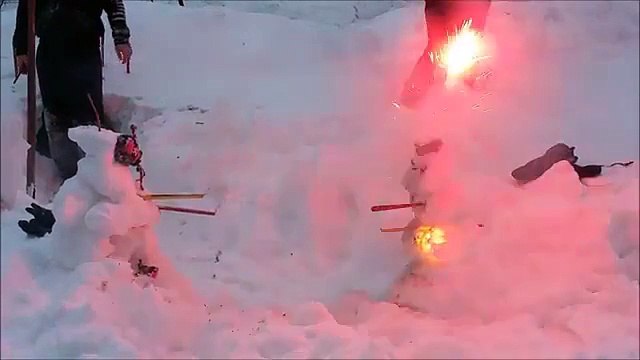 Duel de bonhommes de neige aux feux d'artifice