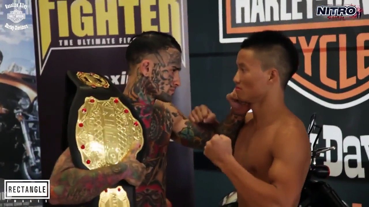 Un combattant MMA fait le malin