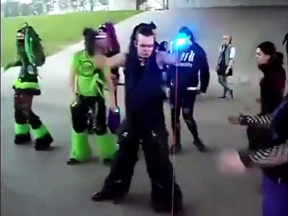 Des gothiques dansent sur la musique de Thomas et ses amis