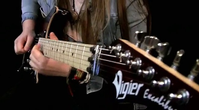 Tina S fait une reprise de « Through the Fire and Flames » à la guitare