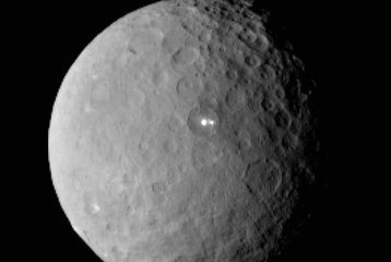 La sonde américaine Dawn dans l'orbite de la planète naine Cérès