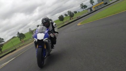 Essai Yamaha YZF-R1 2015 : l'épouvantail sur piste !