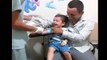 Ce docteur sait s'y prendre avec les enfants. Piqûre sans douleur, le gamin est mort de rire!