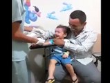Ce docteur sait s'y prendre avec les enfants. Piqûre sans douleur, le gamin est mort de rire!