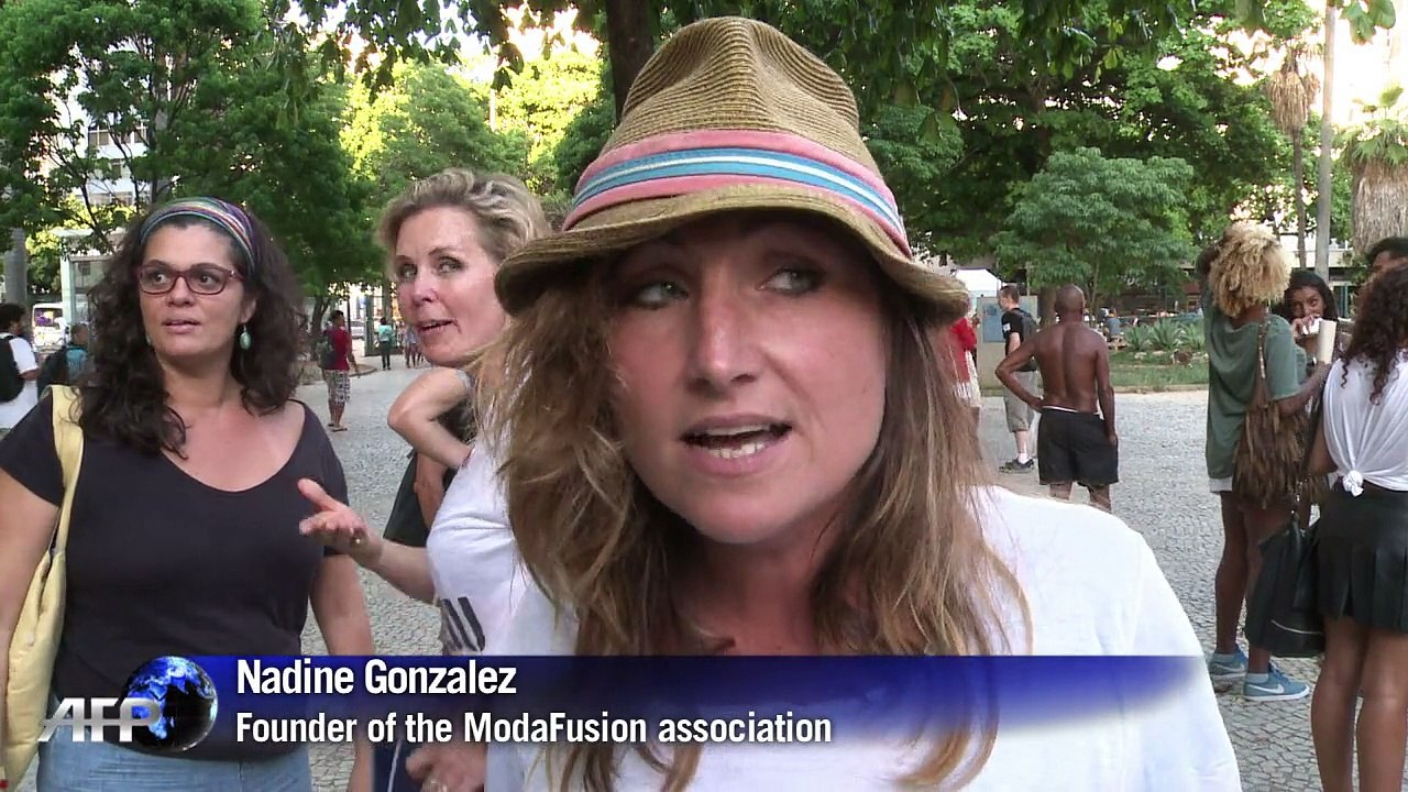 Models strut in Rio streets after fashion week fail