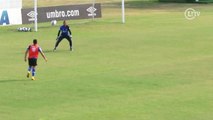 Gilberto faz golaço de cobertura em treino do Vasco