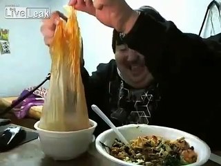 Yemek Yerken Kendinden Geçen Koreli