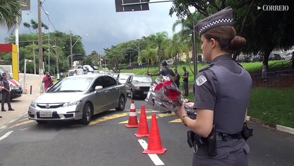 Polícia faz blitz das rosas e surpreende motoristas mulheres