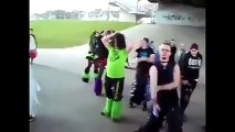 Ces Jeunes Gothique nous font une Danse vraiment très Étrange