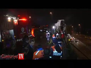 Üsküdar'da kamyon bariyerlerde asılı kaldı