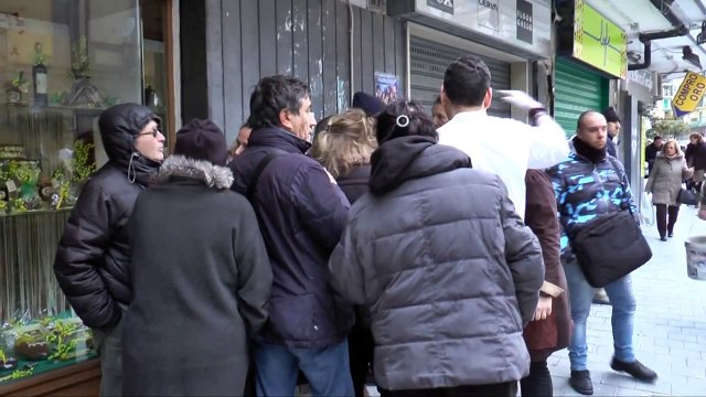 Napoli - Via Consalvo, tettoia crolla su auto in sosta -live- (06.03.15)